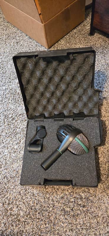AKG D112 Large-Diaphragm Dynamic Kick Drum Microphone with Clip and Case
