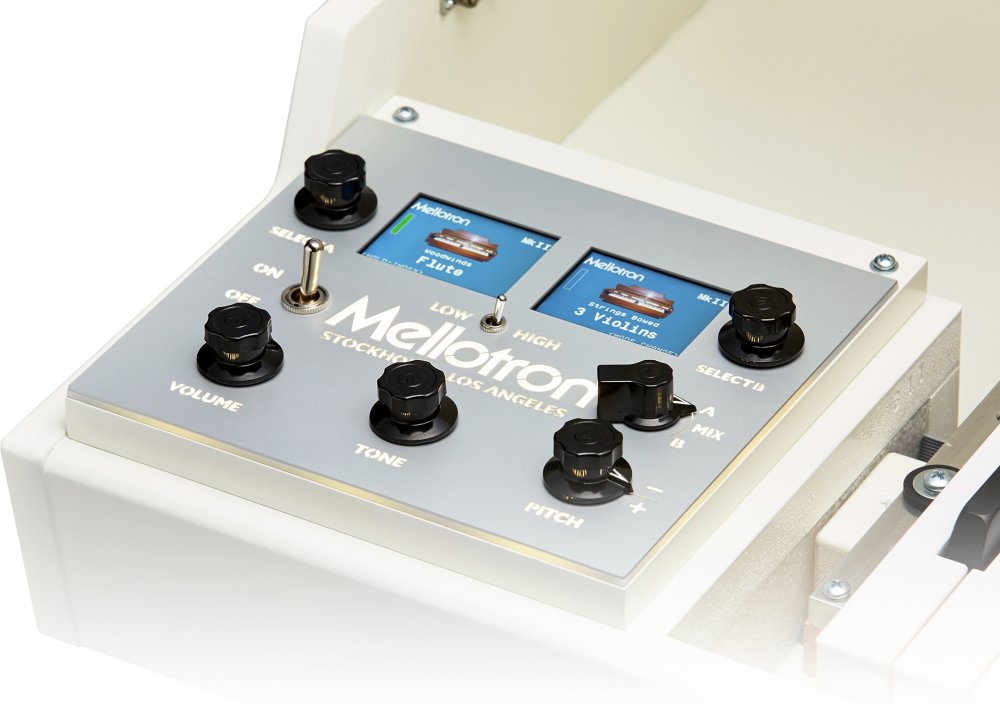 MELLOTRON M4000D White — Synthesizer