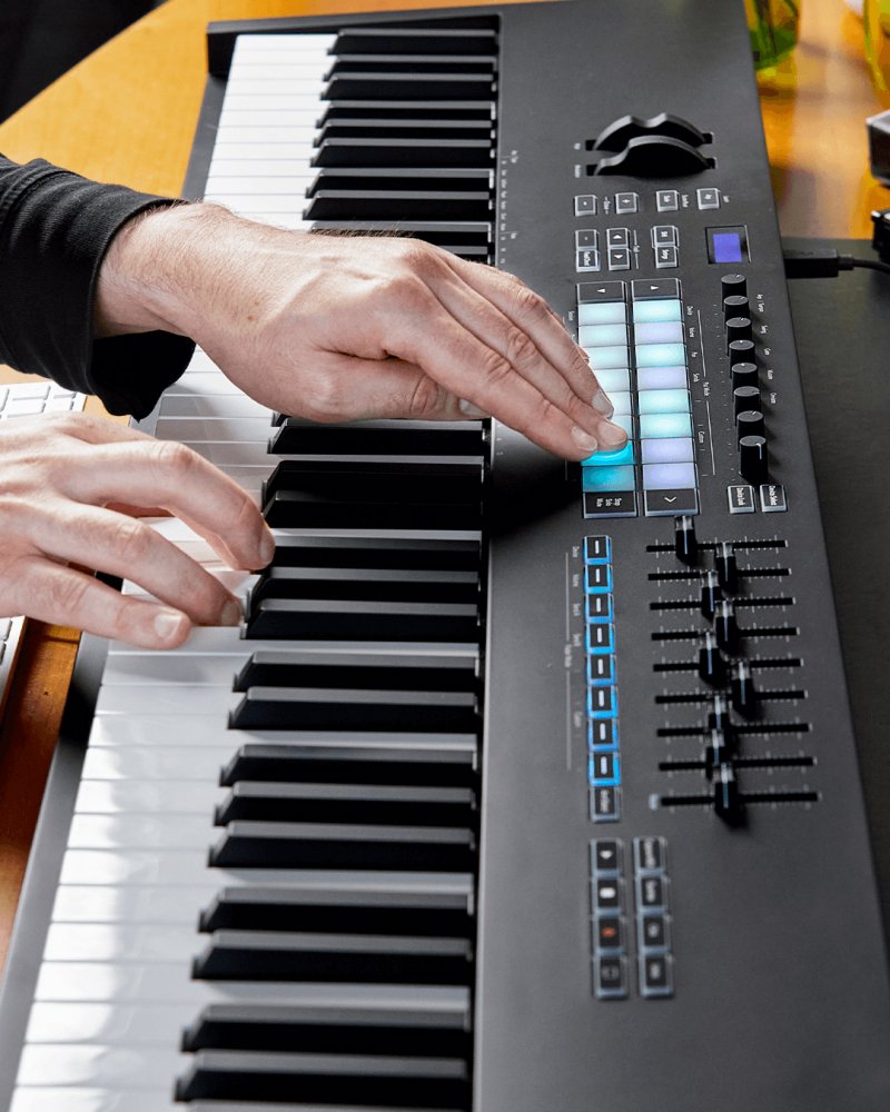 NOVATION LaunchKey 88 MK3 — MIDI Controller, MIDI performance control surface