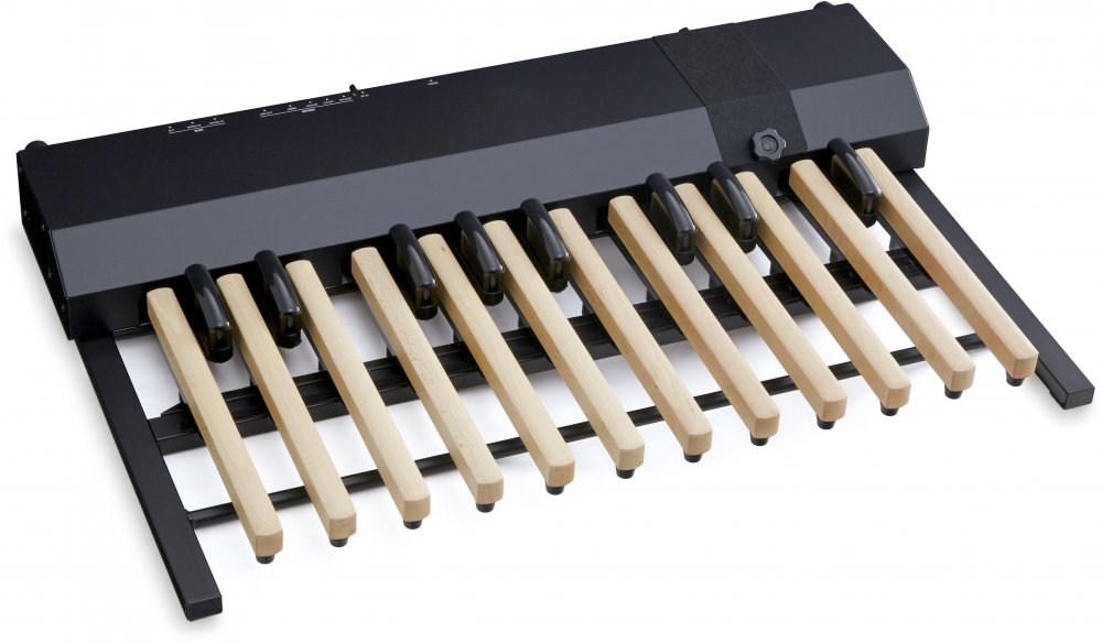 Black and natural wood pedalboard with black knobs and a single black control knob on top panel.