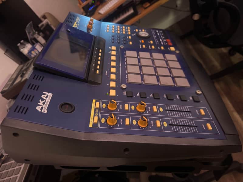 Akai MPC4000 Music Production Center 2002 - 2007 - Blue