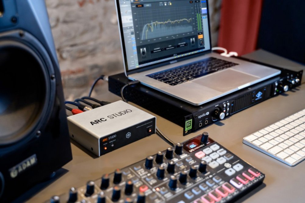 IK MULTIMEDIA ARC Studio — Monitor Controller