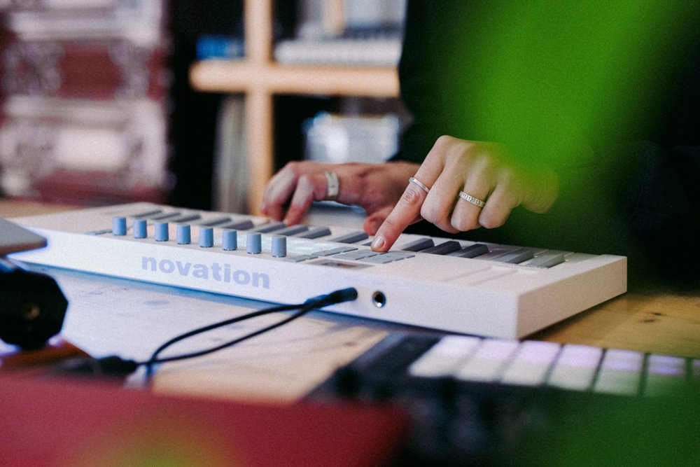 NOVATION Launchkey Mini 37 Mk4 White — MIDI Controller, MIDI performance control surface