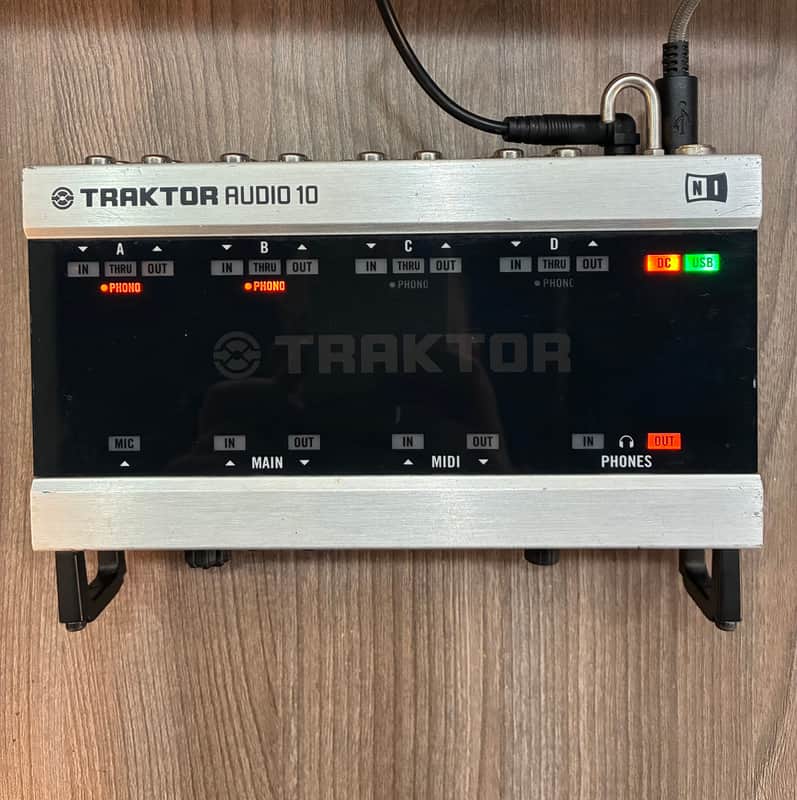 Native Instruments TRAKTOR AUDIO 10 DJ Advanced Audio Interface