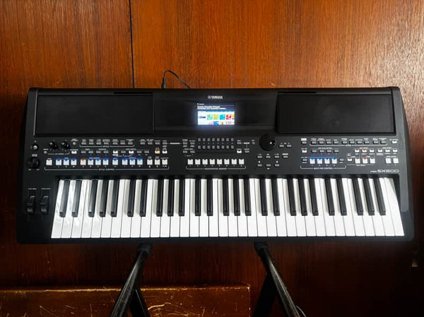 Yamaha PSR-SX600 Digital Workstation With 61 Keys w/ bag power supply