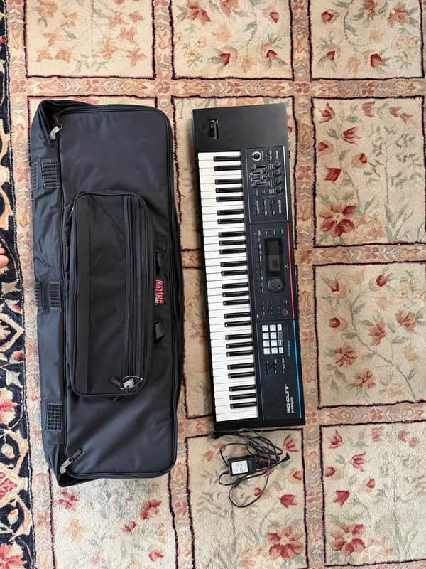 Roland Juno-DS61 Synthesizer – Excellent Condition, Fully Functional, Includes Gator Case