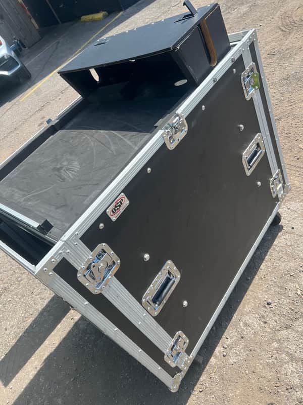 OSP 14U Shockmount & Top Mount Mixer Case With Doghouse 14U Shockmount & Top Mount Mixer Case With Doghouse LARGE CASE ON CASTERS
