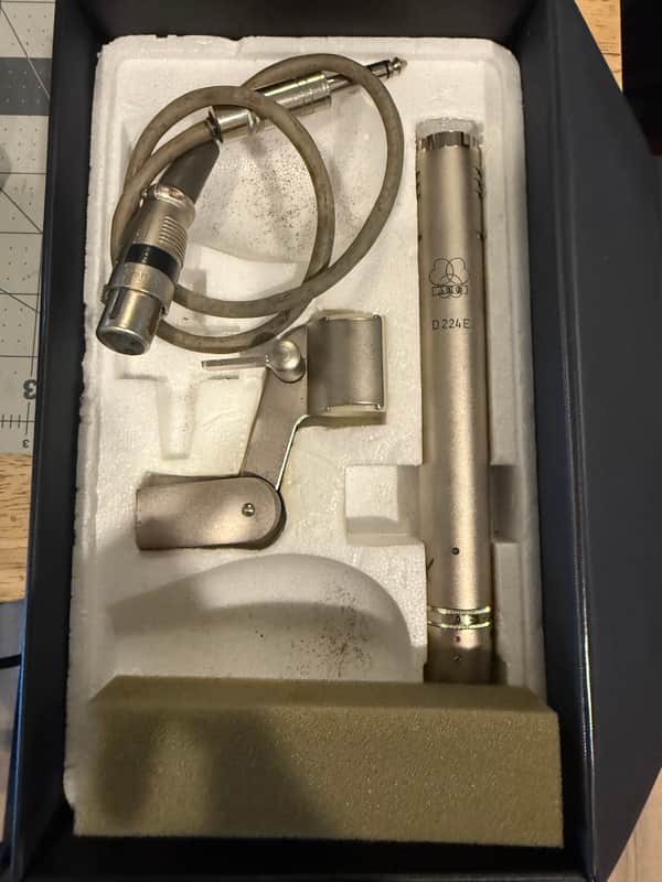 AKG D224E