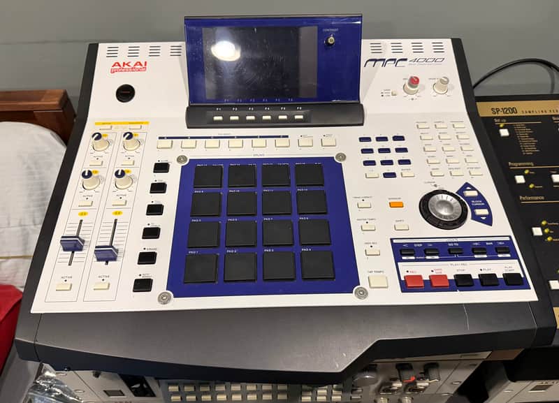 Akai MPC4000 Music Production Center 2002 - 2007 - White 8 outputs