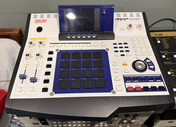 Akai MPC4000 Music Production Center 2002 - 2007 - White 8 outputs