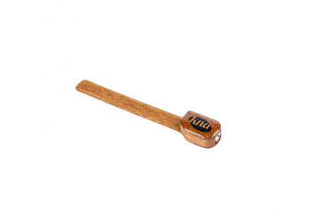 Wooden pickup device with a long handle and a cable ending with a plug, labeled 'KNA'.